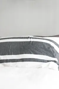 Gri Çizgili Pamuklu Yastık Kılıfı